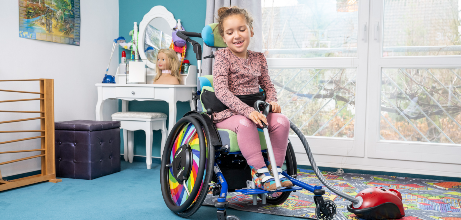 Mädchen im Kinderrollstuhl mit maßgeschneiderter Sitzschale